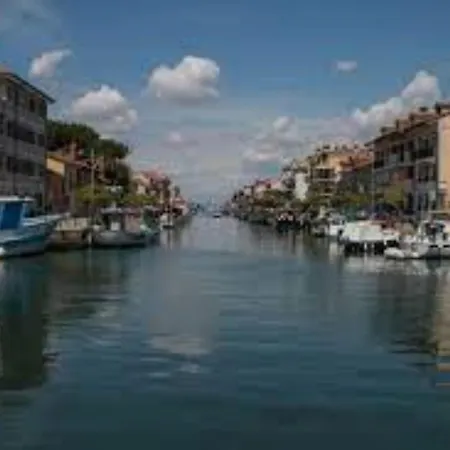 Modern Flat At Pineda Apartman *